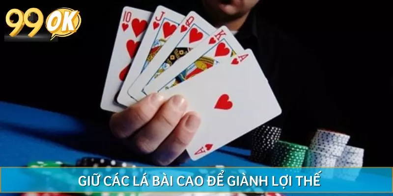 Giữ các lá bài mạnh để giành lợi thế ở cuối ván